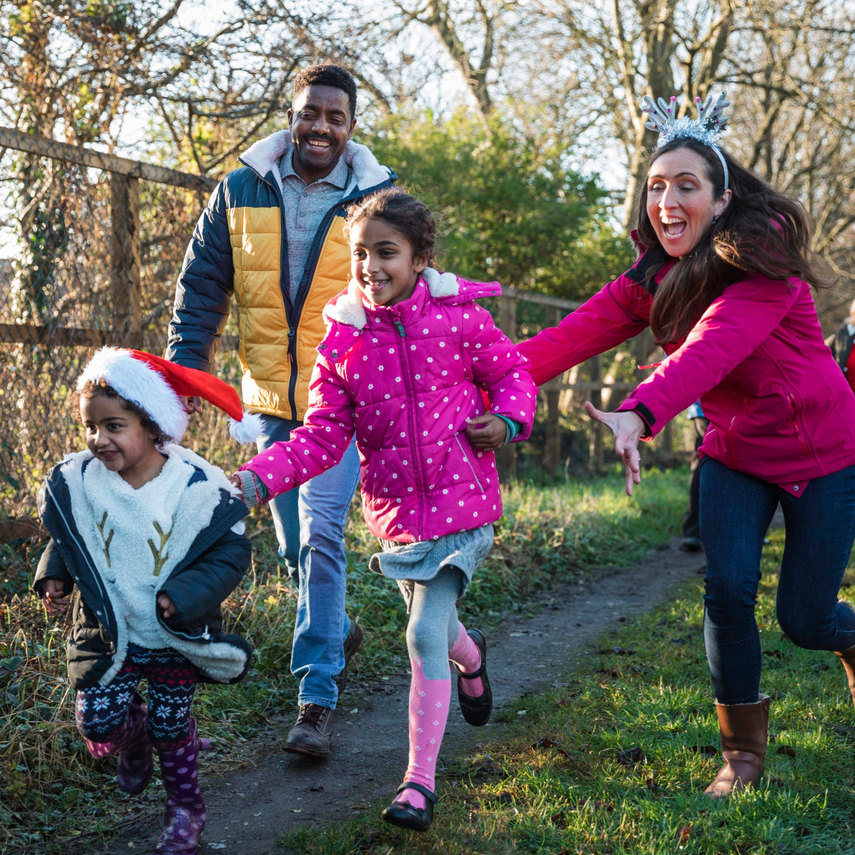 Fundraising ideas for kids. Keeping kids' fundraising safe. A family doing an outdoor Christmas activity to help raise money for a cause.